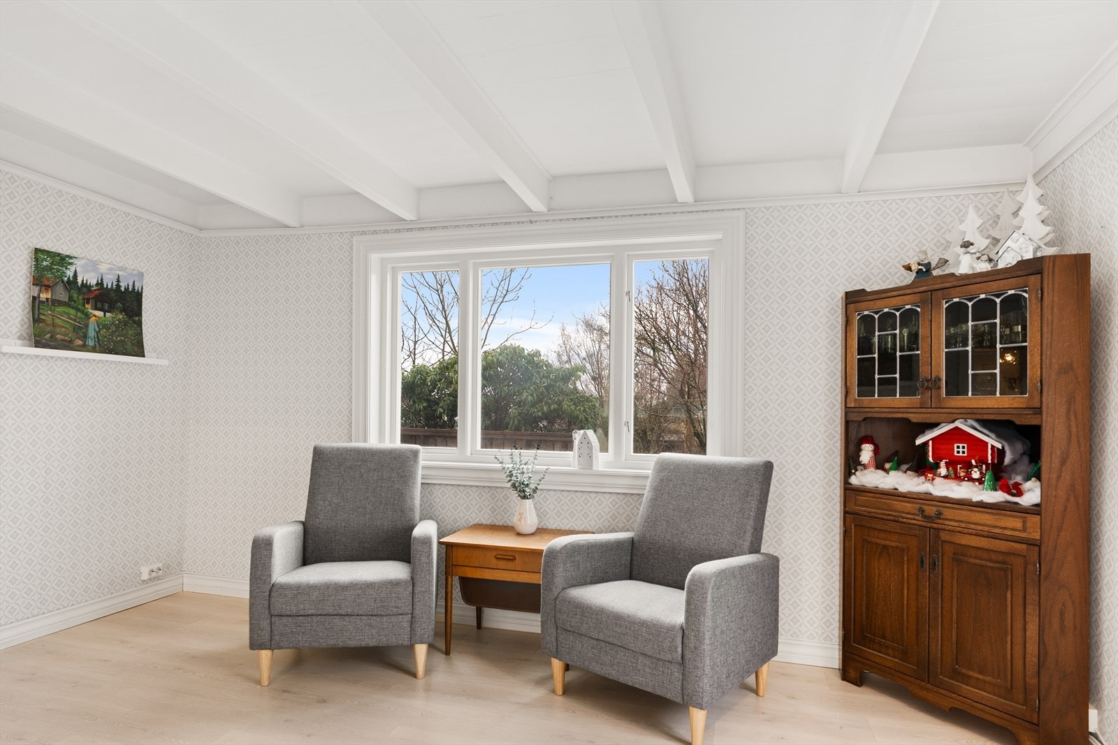 Stue med utsikt ut over eiendommen. Galleribilde