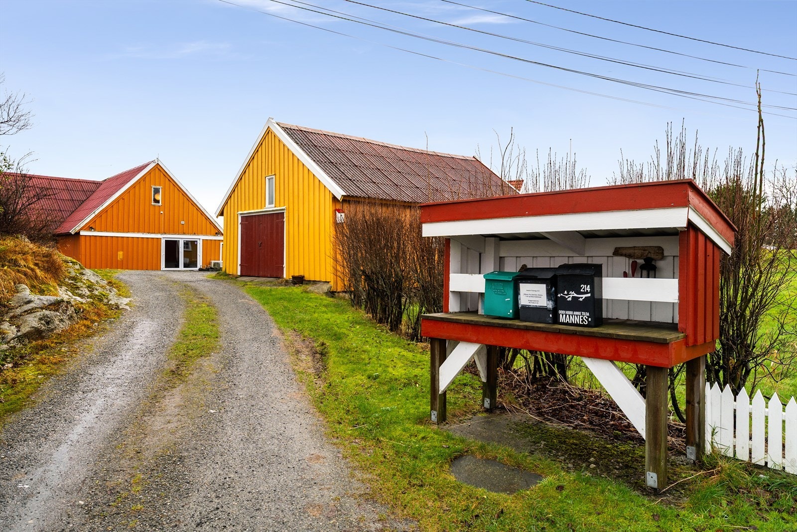 Velkommen til en innholdsrik eiendom med enebolig, garasje, eldhus og Låve/fjøs. Galleribilde