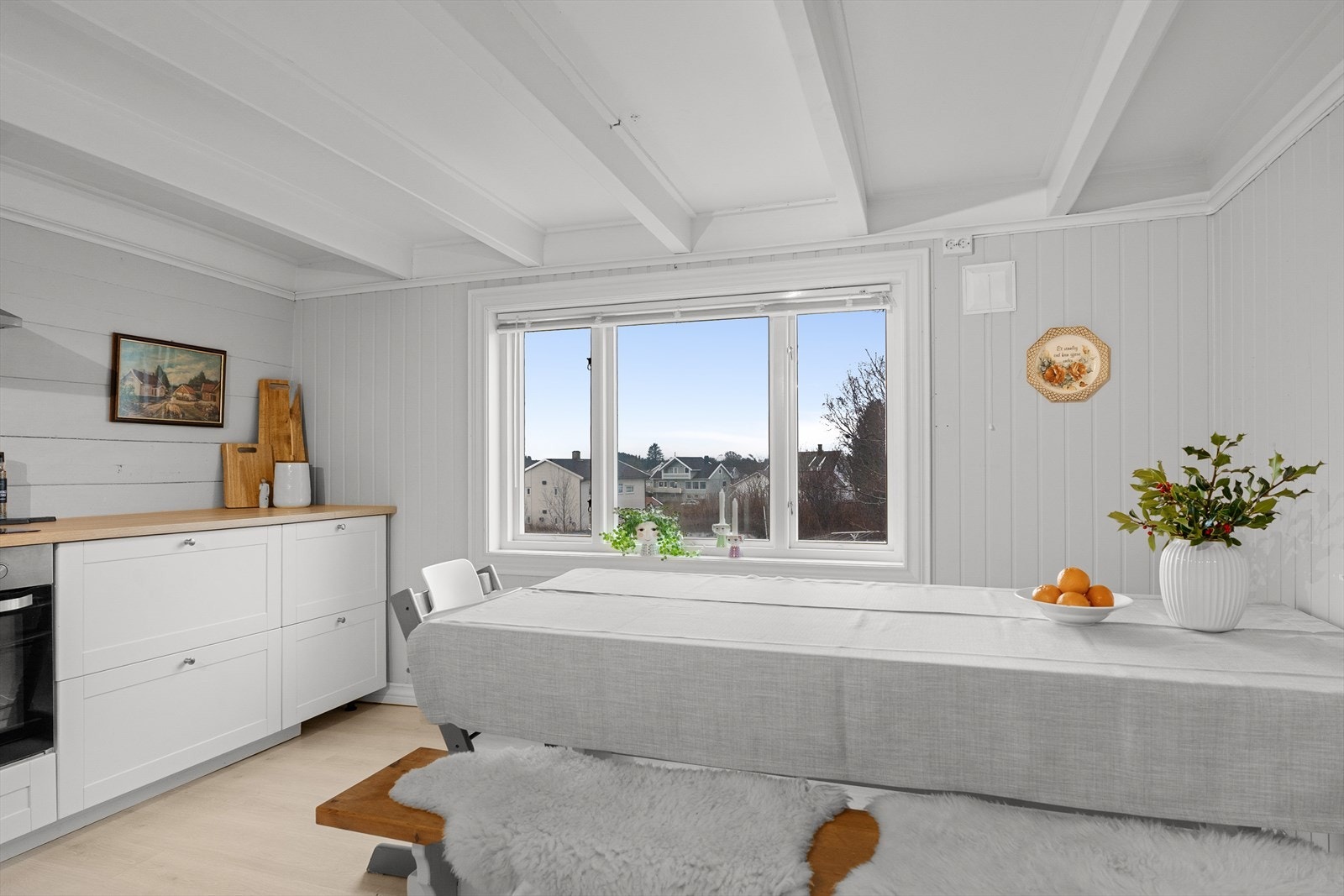 Kjøkken med hyggelig spiseplass. Galleribilde