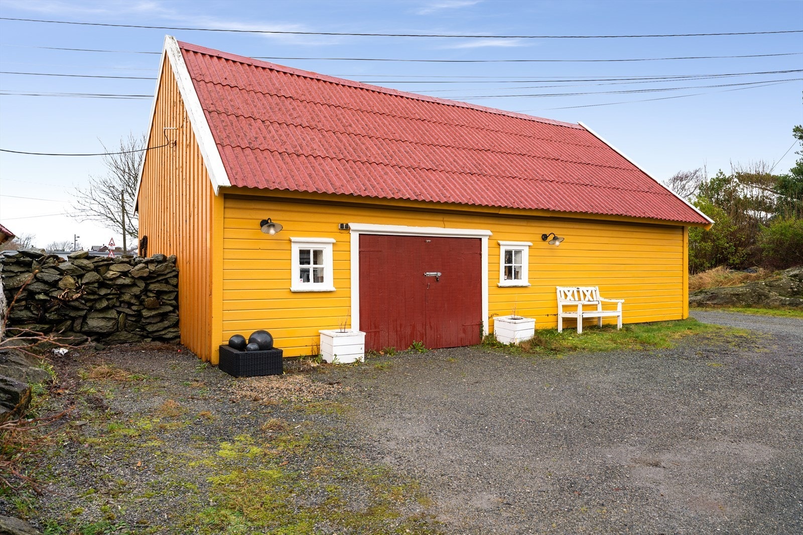 Stor garasje med plass til både kjøretøy og utstyr Galleribilde