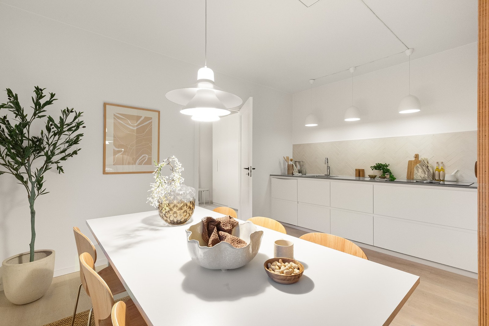 Leiligheten har en delvis åpen kjøkkenløsning mot stuen med stilren kjøkkeninnredning. Galleribilde