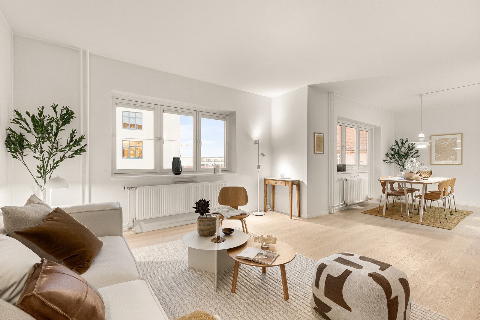 Moderne og meget lekker 3-roms ende- og selveierleilighet med sydvestvendt balkong på 4,6 m². Galleribilde