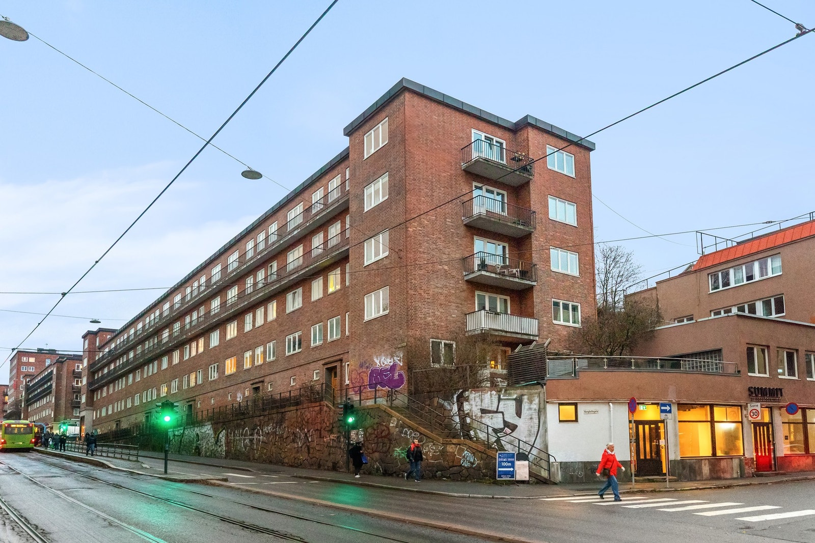 Nabolaget kan by på flere serveringssteder, et godt utvalg av forskjellige butikker og servicetilbud. Galleribilde