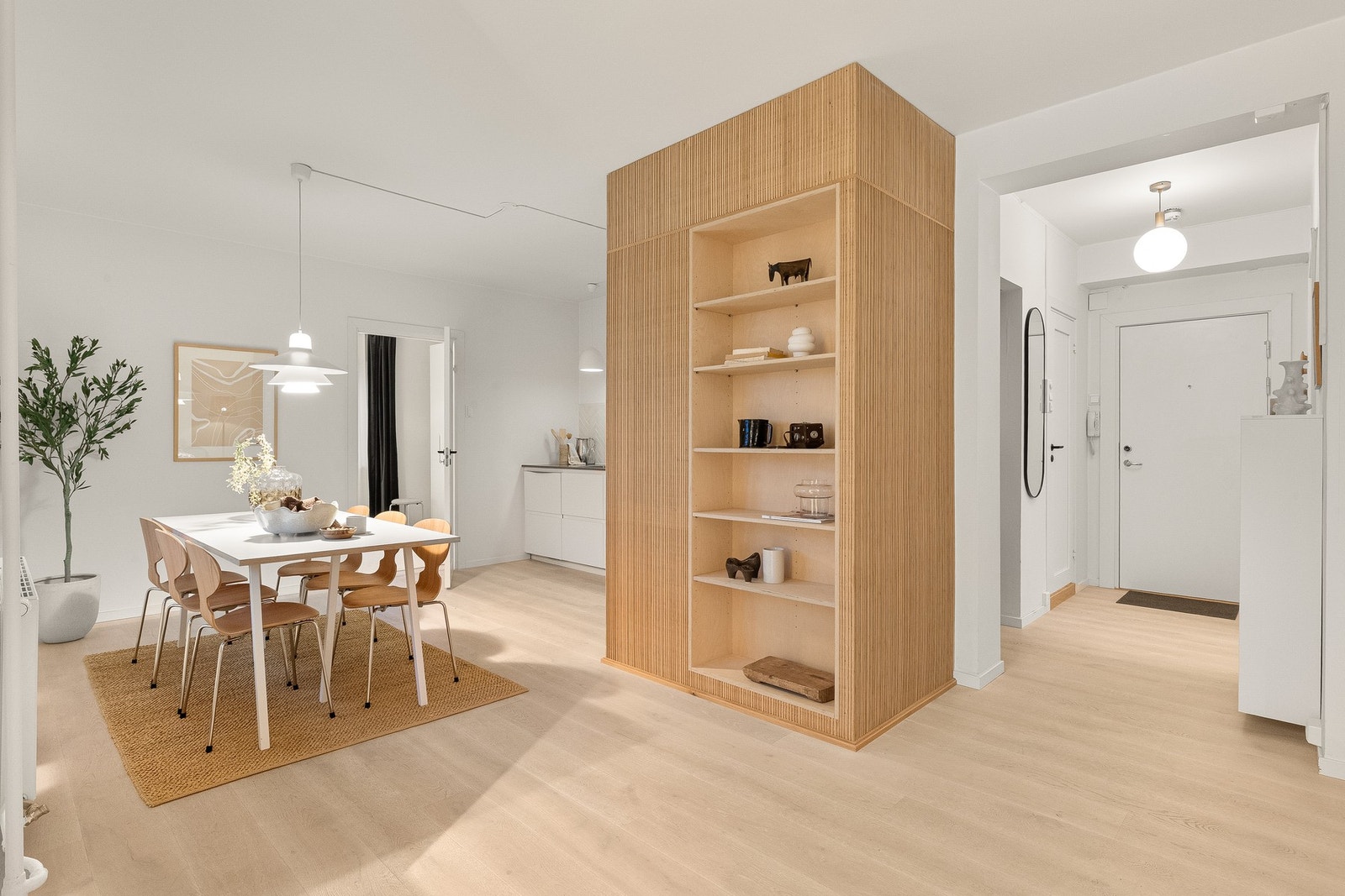 Her er alle innvendige dører, lister og gulv byttet i 2019. Galleribilde