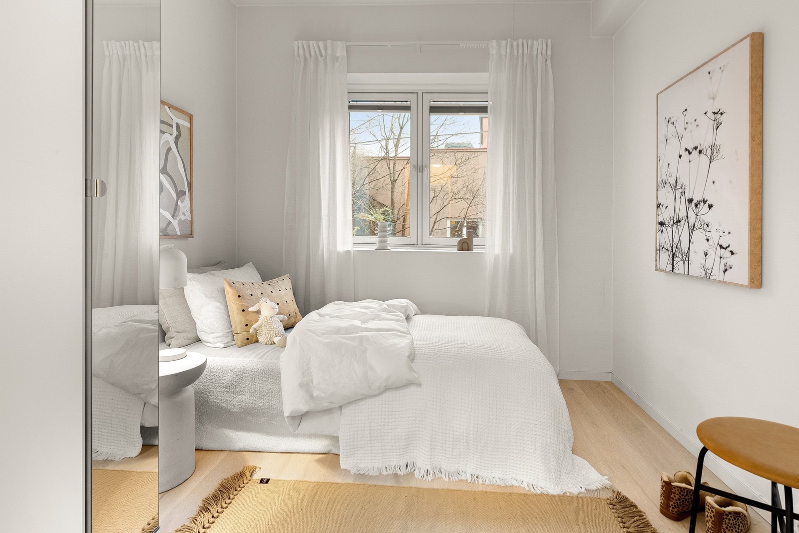 Praktisk soverom 2 med plass til seng, nattbord og annet ønsket møblement. Galleribilde