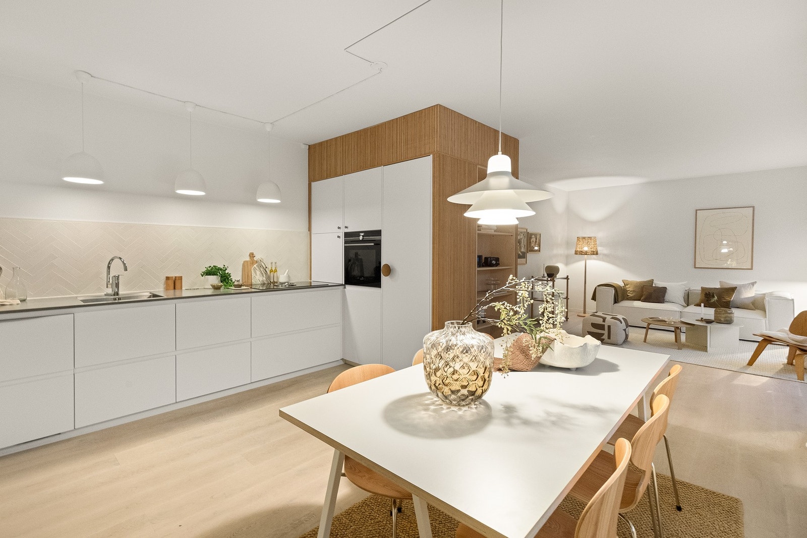 Leiligheten har gjennomgående god standard med pent enstavs parkett av hvitpigmentert eik og glatte malte overflater i moderne farger. Galleribilde