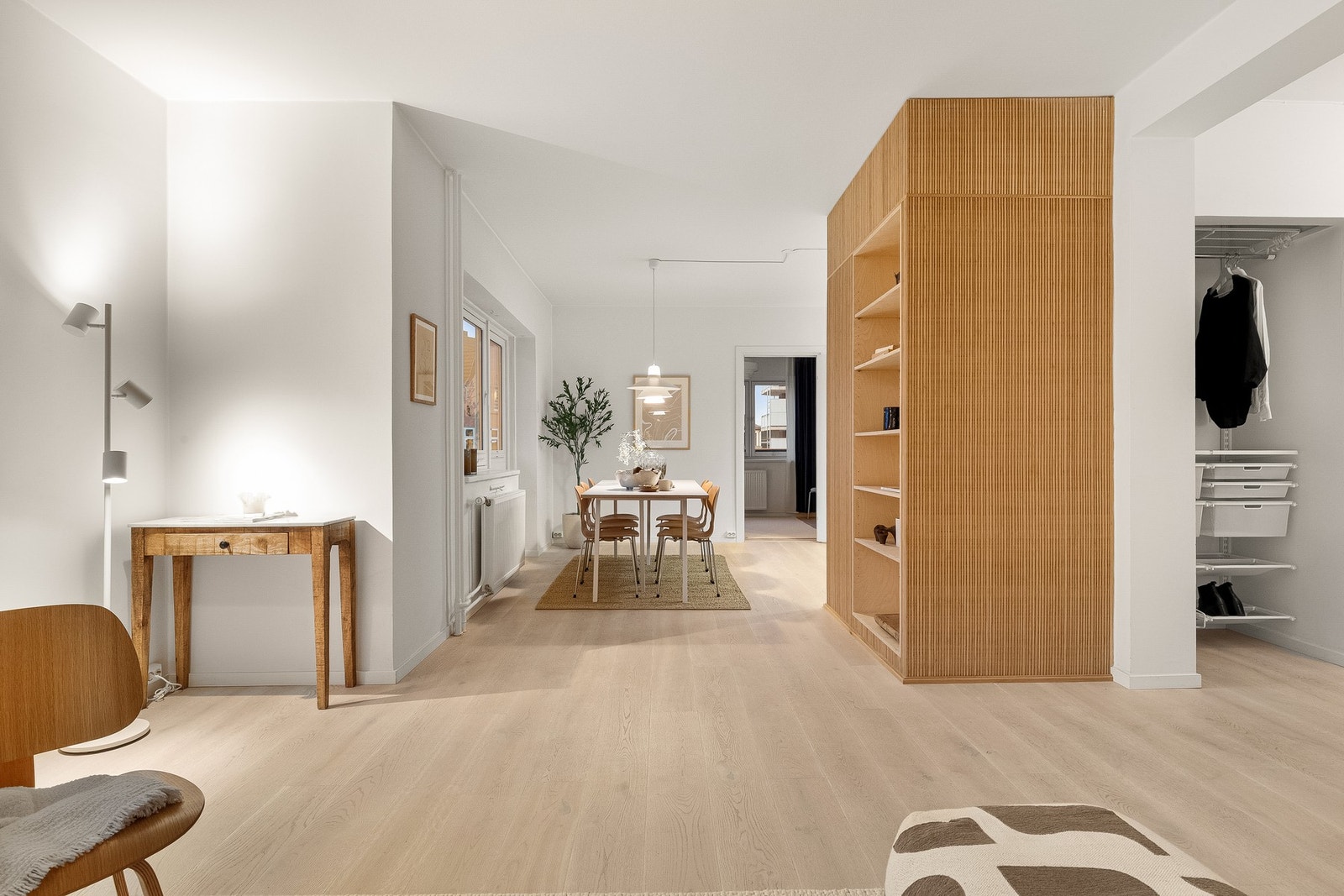 Leiligheten ligger som front-/endeleilighet med en smart planløsning, romslige rom og store vindusflater som vender mot tre forskjellige himmelretninger. Galleribilde