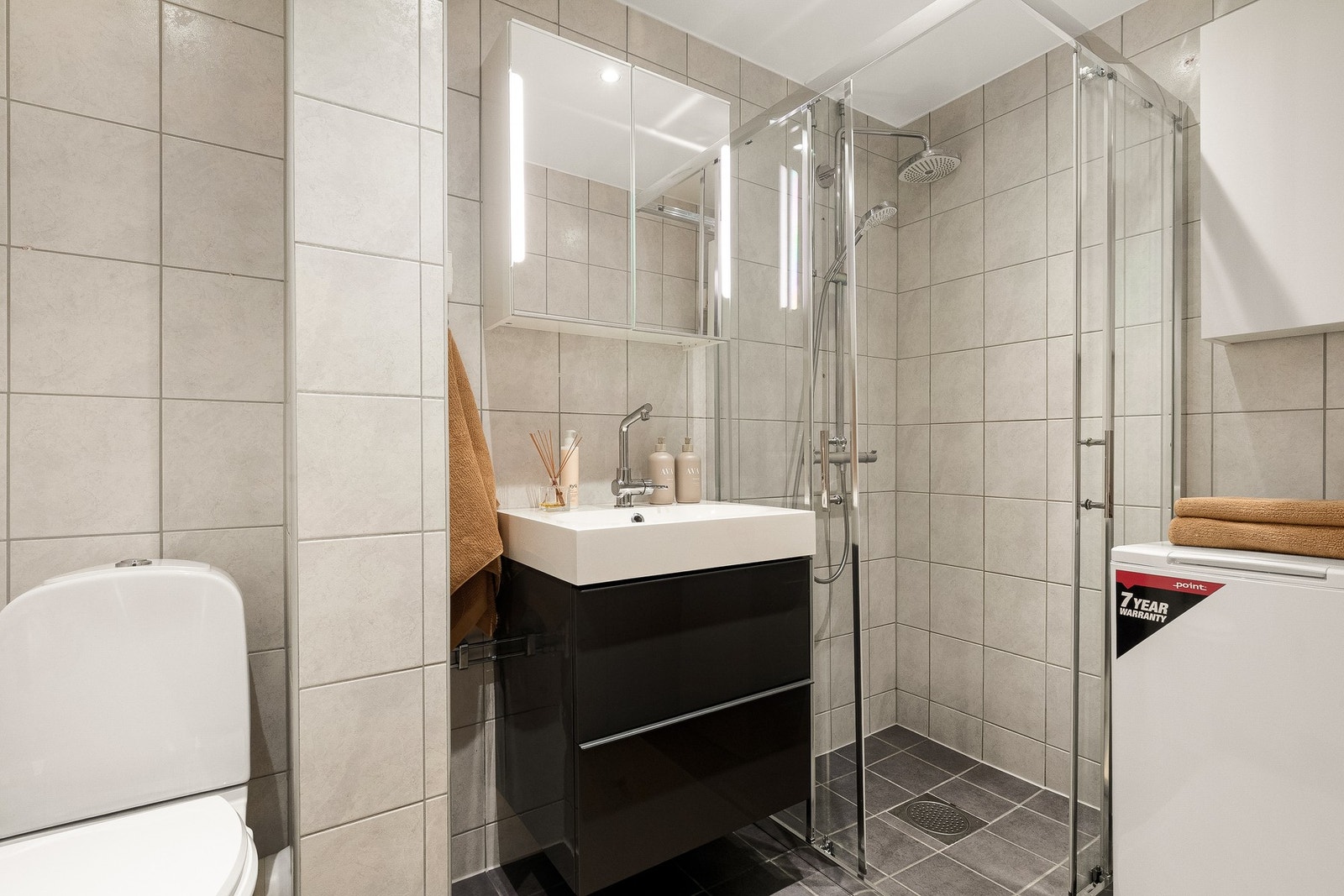 Tidløst flislagt baderom totalt modernisert i 2008 i regi av sameiet. Baderommet har termostatstyrte varmekabler i gulv, downlights (led) i himling, samt opplegg for vaskemaskin. Galleribilde