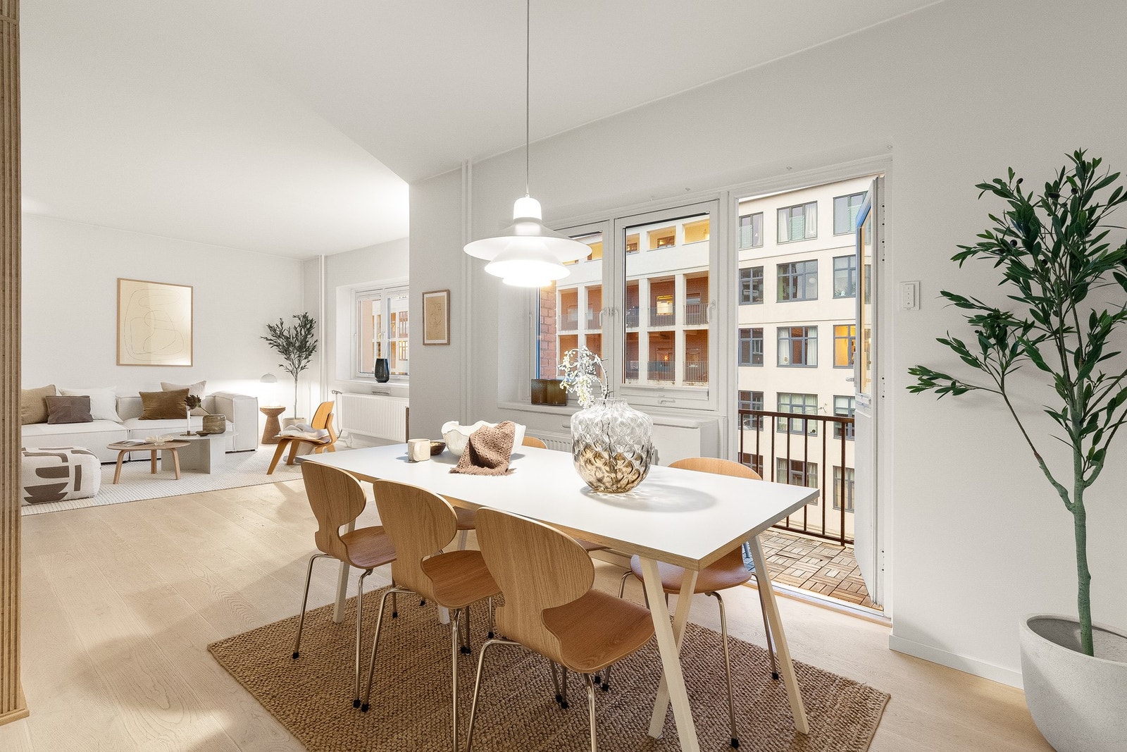 Lys og romslig stue med store vindusflater som gir rikelig med naturlig lys og en flott romfølelse. Galleribilde