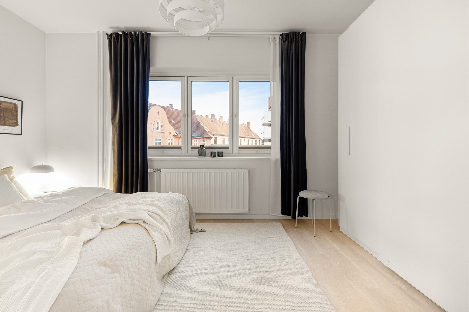 Romslig og innbydende hovedsoverom med god plass til stor dobbeltseng, nattbord og annet ønsket møblement. Galleribilde