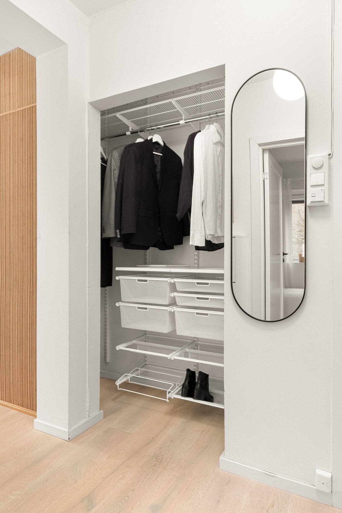 Flott entré/gang med god lagringsplass i praktisk Elfa-garderobe som er plassert i garderobenisje for smart oppbevaring av yttertøy og sko. Galleribilde