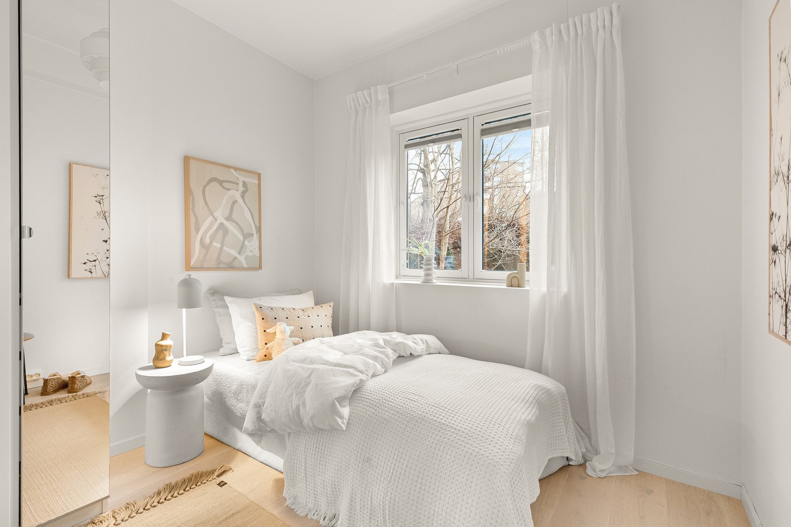 Soverom 2: Også her er det montert pax garderobe og gir rikelig med lagringsplass. Galleribilde