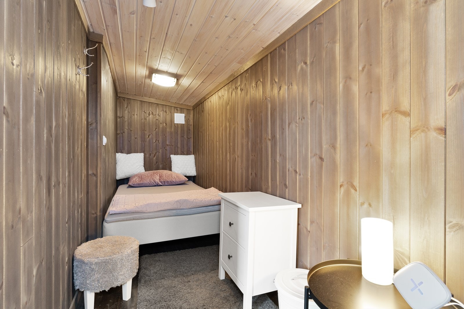 Anneks er i dag innredet med 120 cm seng, men kan også benyttes til oppbevaring eller smørebod. Galleribilde