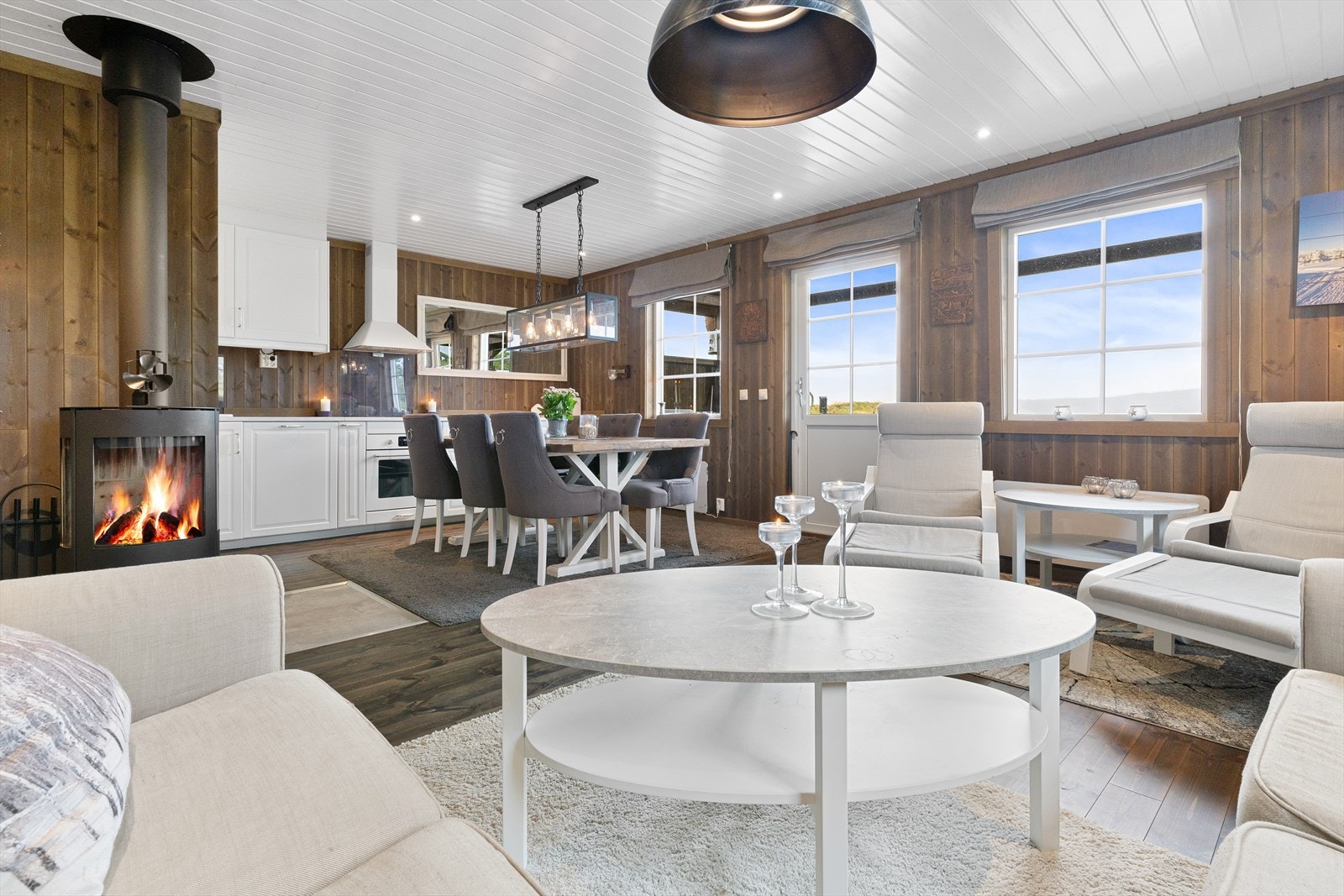 Her er det plass til møblering av både sofa- og spisegruppe. Galleribilde