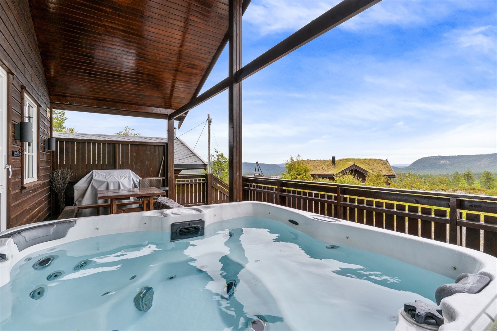 Stor terrasse med Jacuzzi for avslapping og velvære. Galleribilde