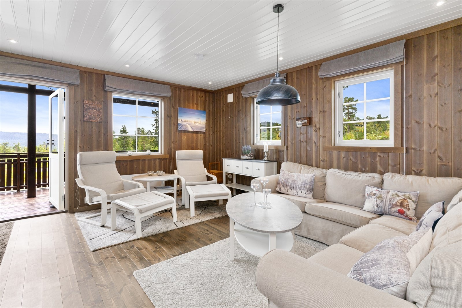 Stuen er romslig og har utgang til terrasse. Galleribilde