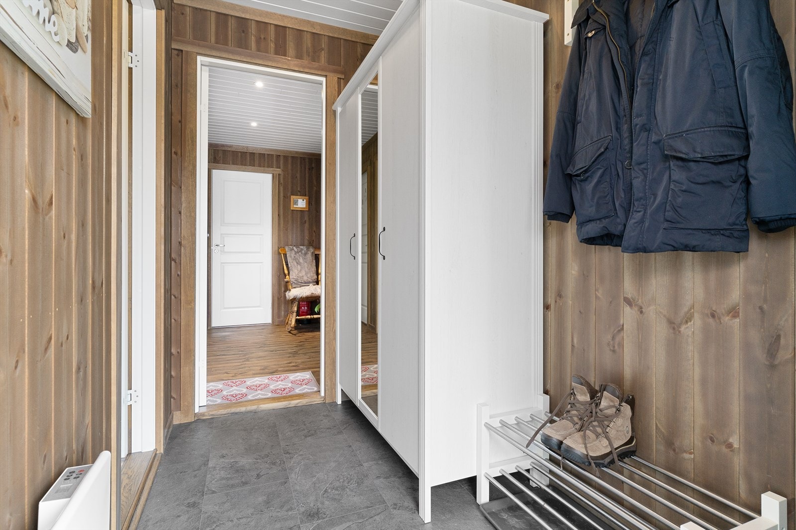 Velkommen inn! Gang med opphengsmuligheter og garderobeskap. Galleribilde