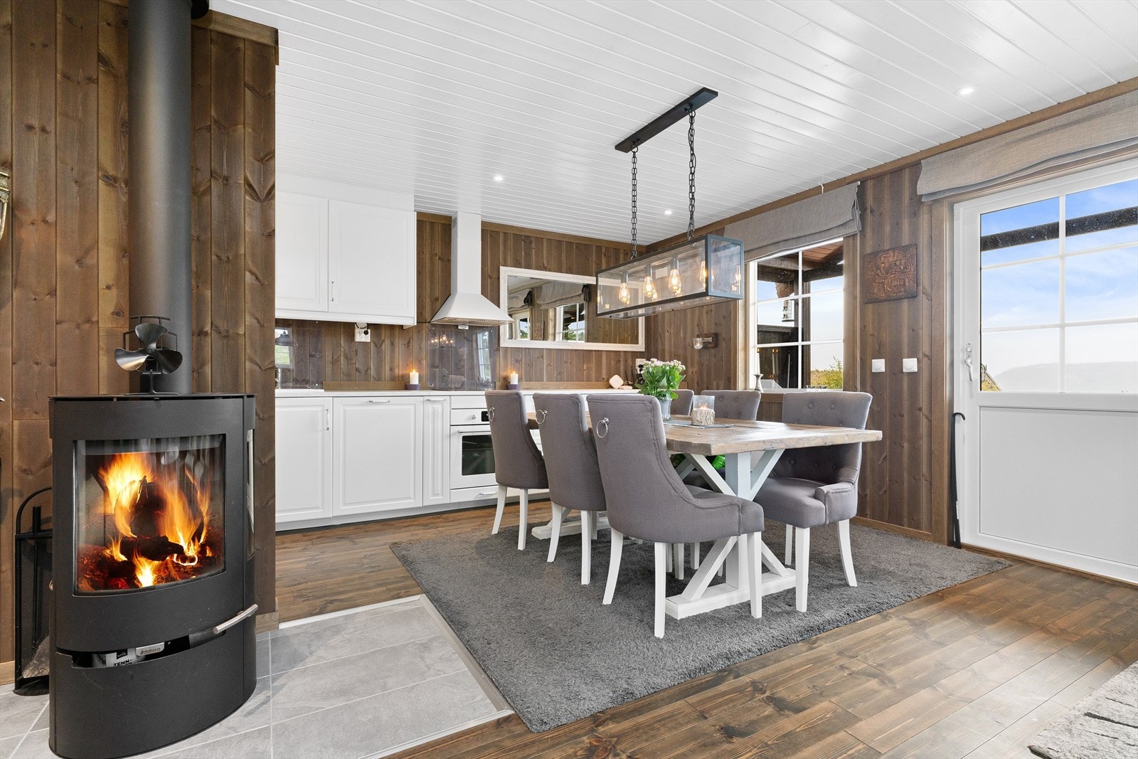 Spisestuen har videre plass til et godt spisebord, med en pen, moderne taklampe til. Galleribilde