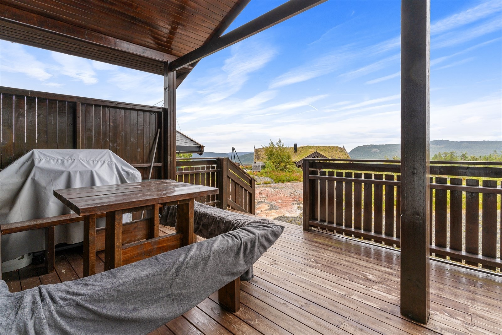 Deler av terrassen er overbygget noe som skjermer for vær og vind. Galleribilde