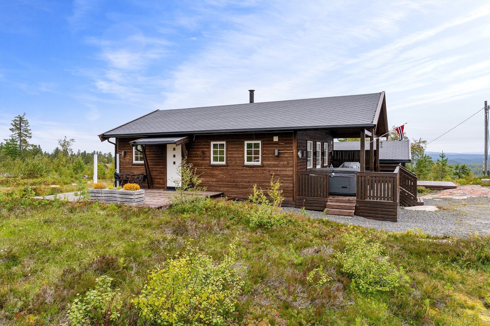 Hytta ligger meget attraktivt til i enden av en privat blindvei og med spredt bebyggelse rundt seg. Galleribilde