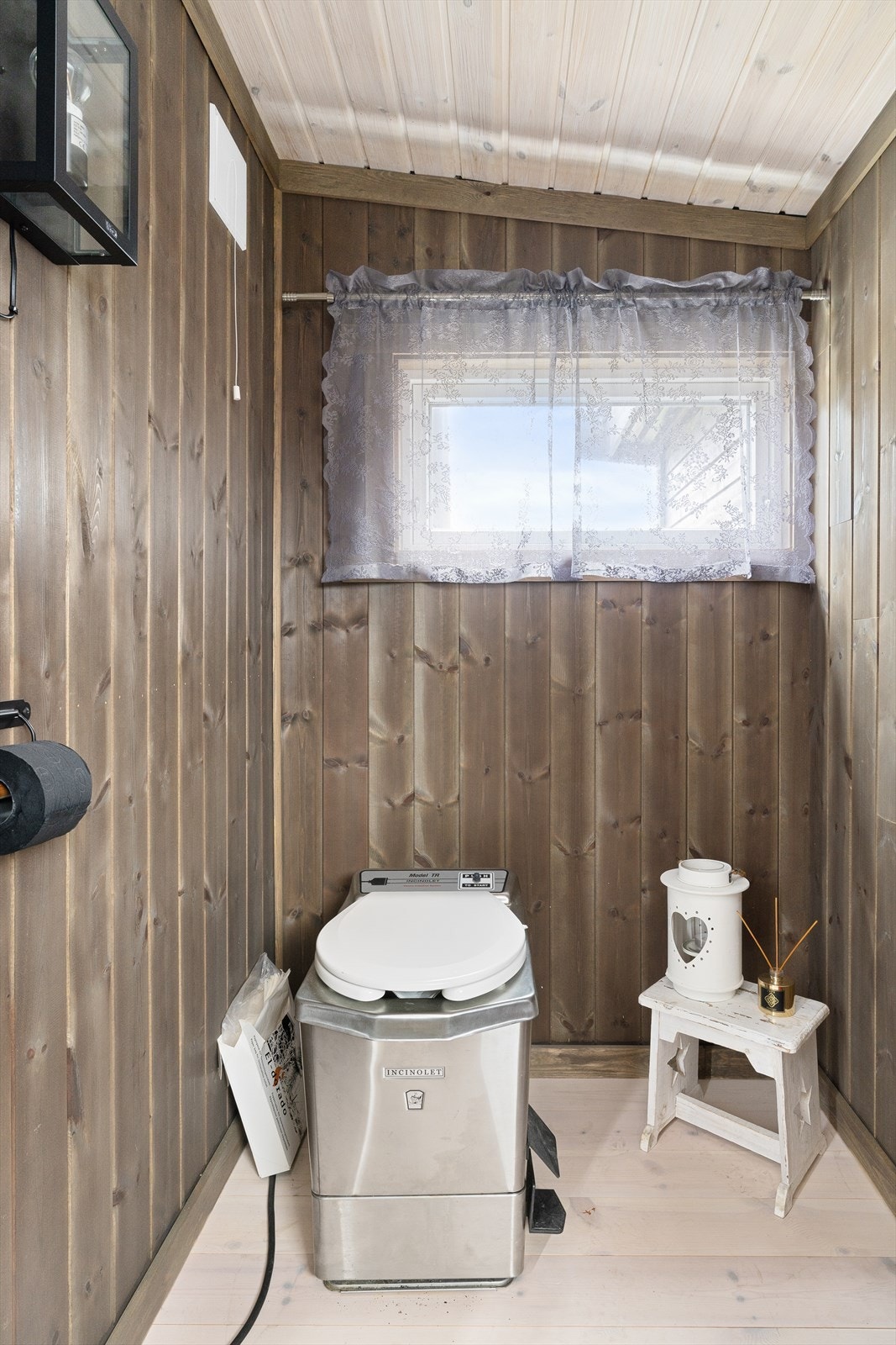 Annekset på siden av stabburet har videre et toalettrom med forbrenningstoalett. Galleribilde