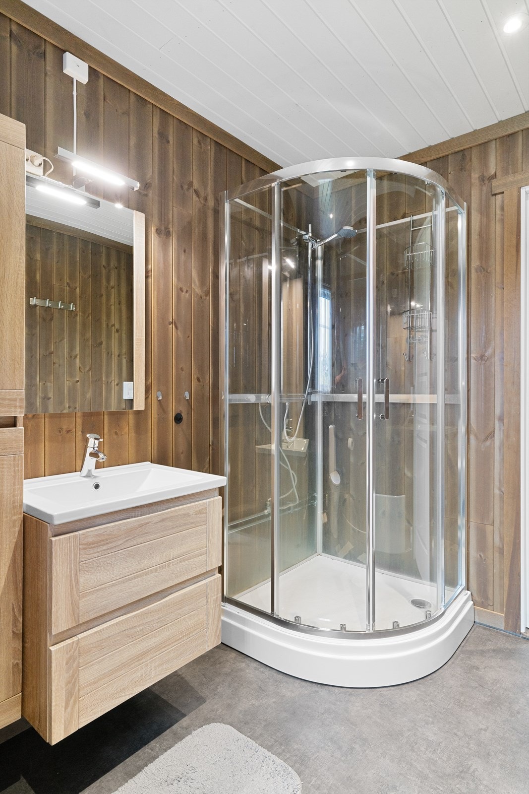 Godt med oppbevaring i baderomsinnredning med skuffer, og i matchende sideskap. Galleribilde