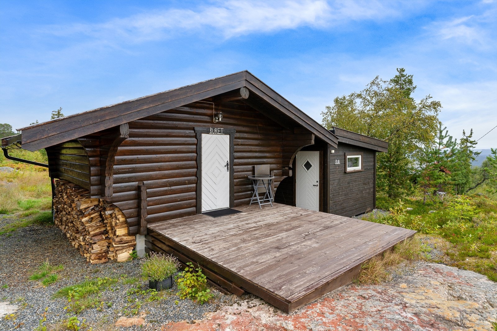 Eiendommen har også et eldre stabbur og et nyere anneks med mange bruksmuligheter. Galleribilde