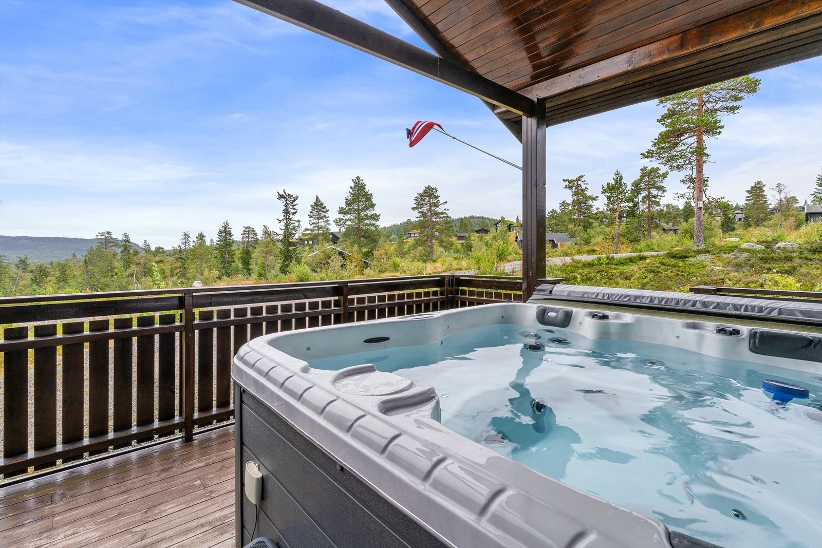 En meget solrik beliggenhet gir gode uteplassmuligheter, med flere soner og sittegrupper på eiendommen. Galleribilde