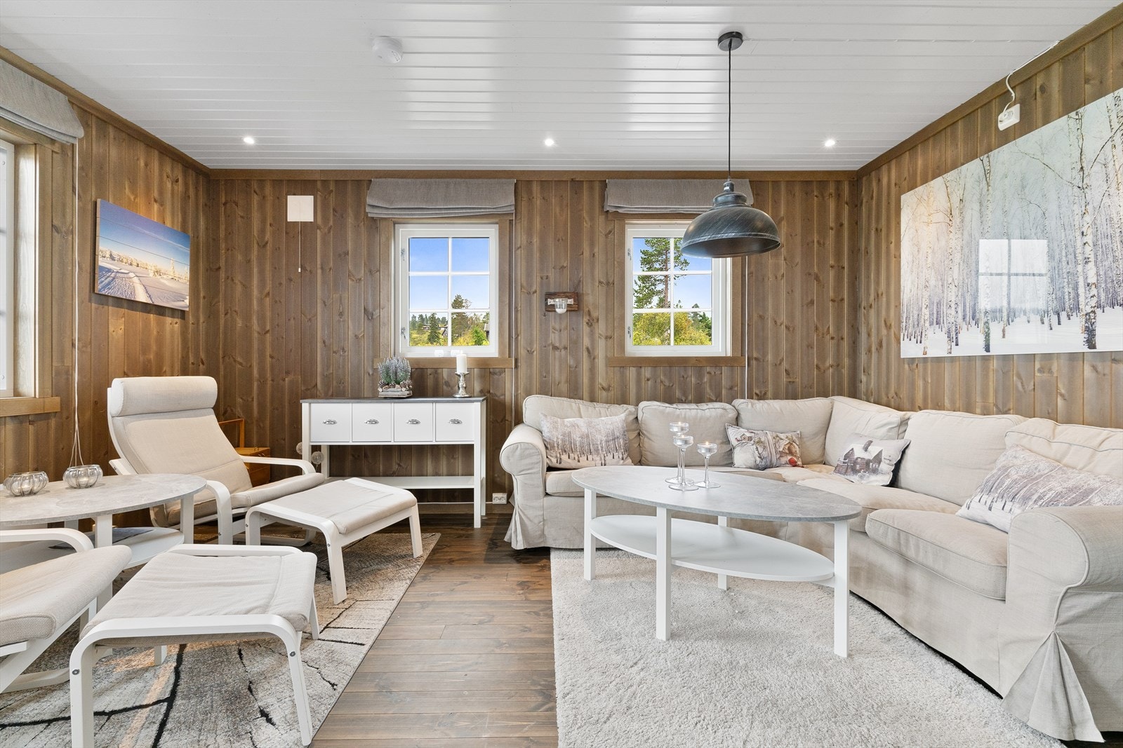 Tidløse material- og fargevalg er gjennomgående i hovedhytta. Galleribilde