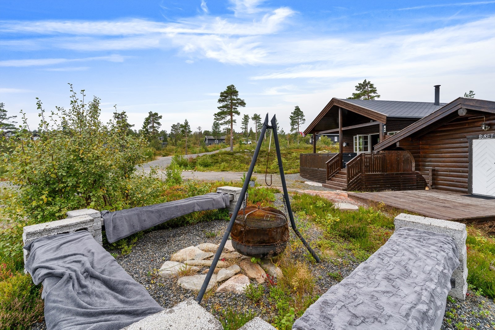 Det er også opparbeidet en hyggelig bålplass utenfor hytta. Galleribilde