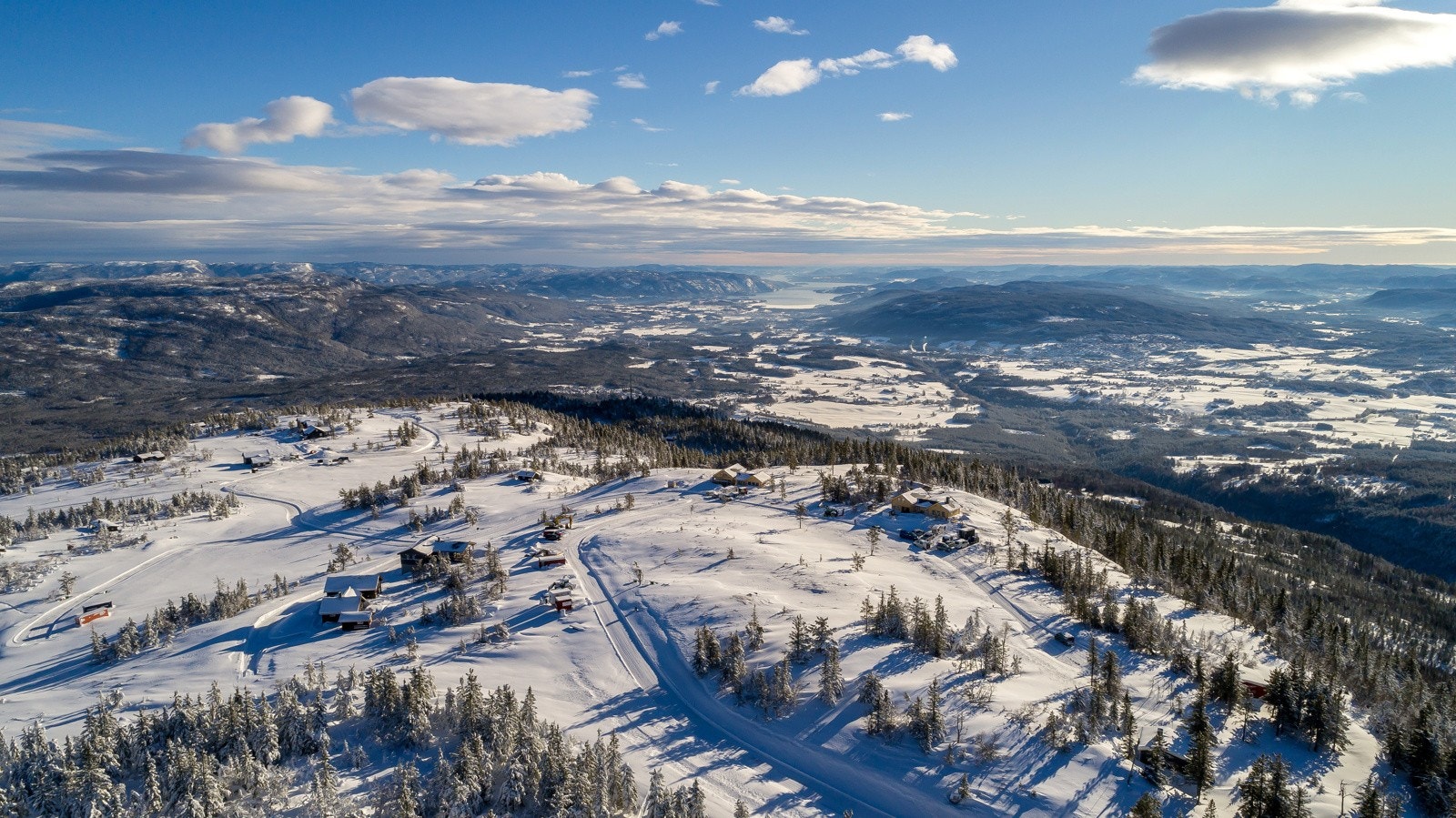 På vinterstid finner du milevis med preparerte skiløyper rett i nærheten av hytta, som fører deg helt opp til 1300 moh. Galleribilde