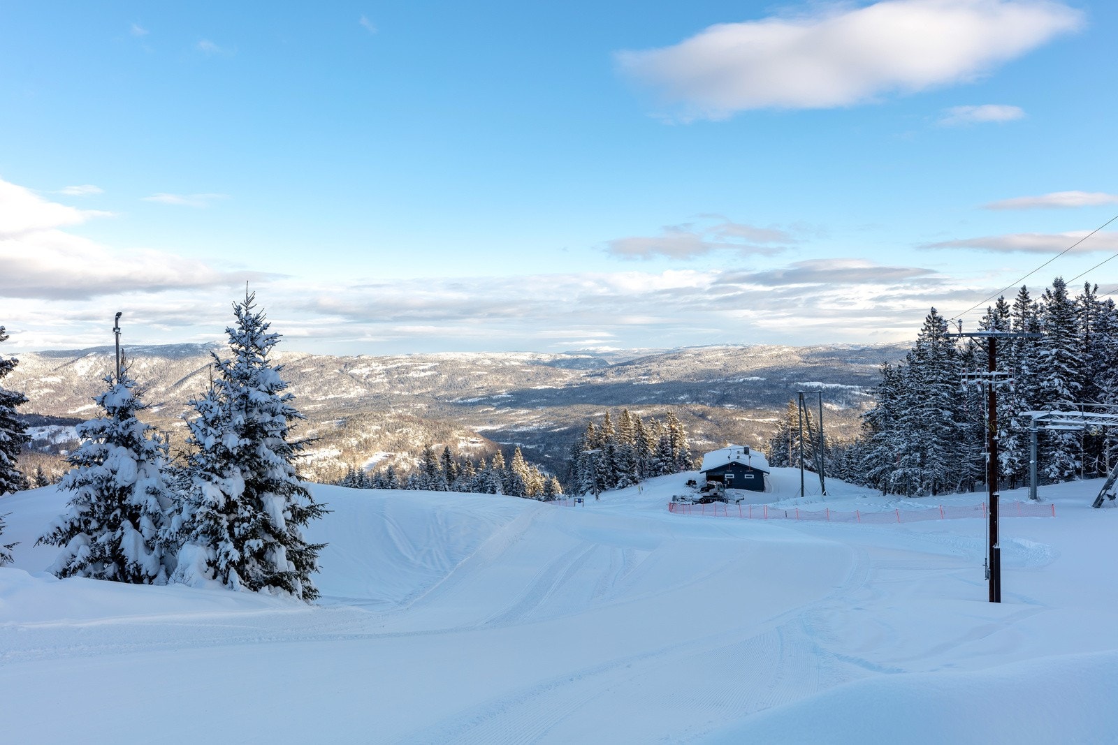 Lifjell Skisenter har 4 nedfarter med T-krok heis som drar deg opp igjen. Varierende vanskelighetsgrader gjør at bakken passer de aller fleste! Galleribilde