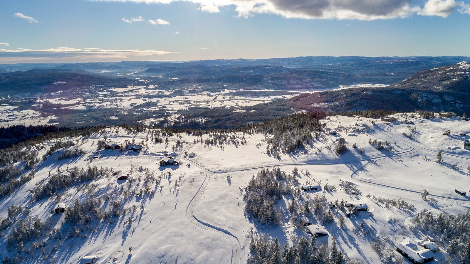 Velkommen til Høgefjell - Nyere hyttefelt med flotte tomter! Lifjell er en super helårsdestiansjon med alt høyfjellet har å tilby. I tillegg er det kun 15 minutter til Bø sentrum med alle fasiliteter. Galleribilde