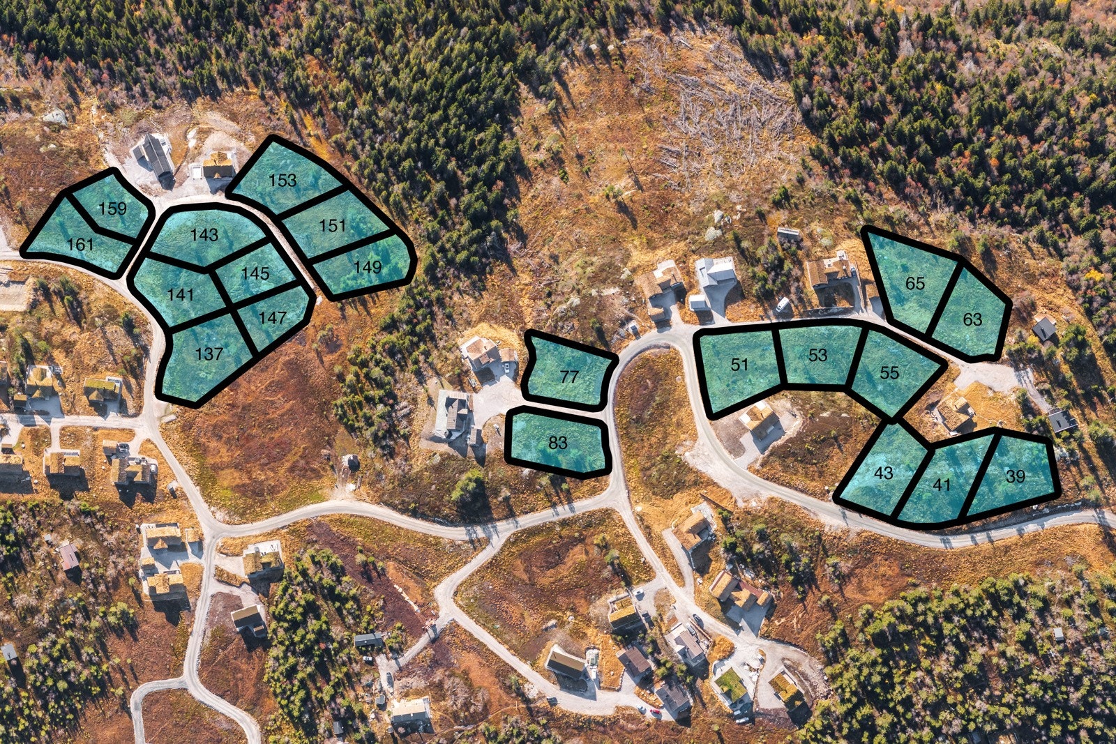 22 nydelige tomter til salgs - De fleste tomtene er på rundt 1 mål med god plassering. (Illustrasjon av tomteinndeling) Galleribilde