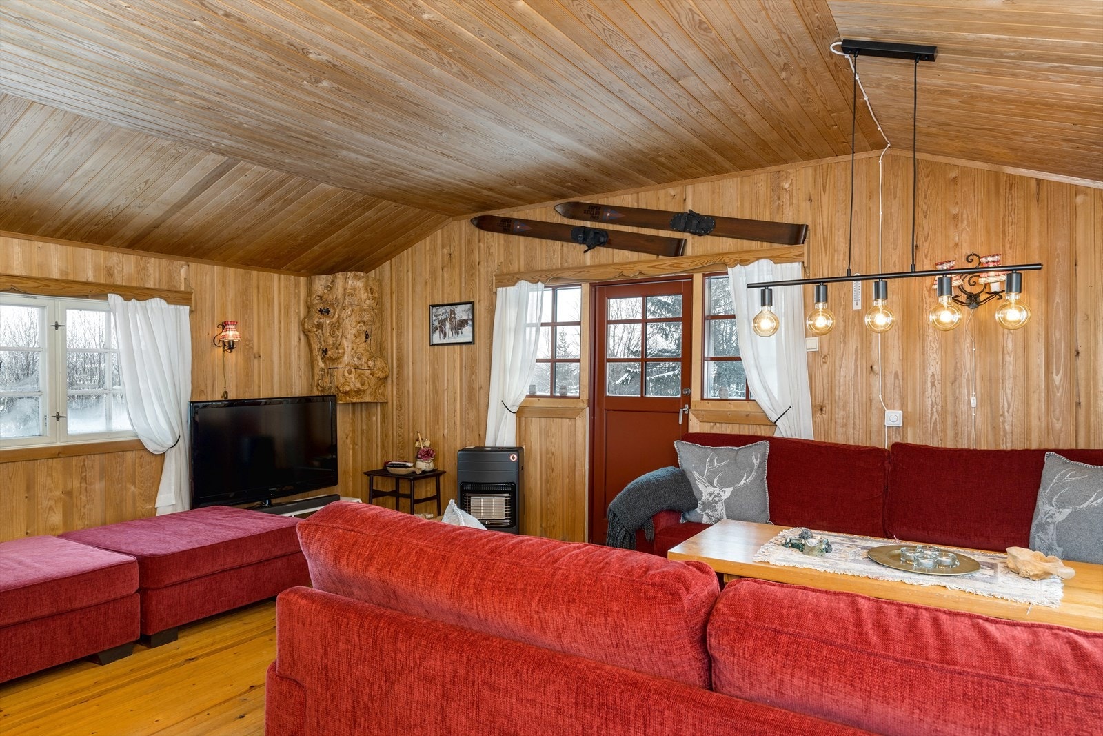 Flere vinduer som slipper inn godt med naturlig lys. Galleribilde