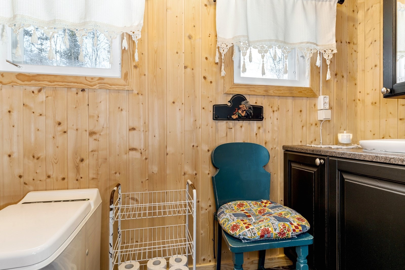 Toalettrom med Cinderella forbrenningstoalett og servantskap. Galleribilde