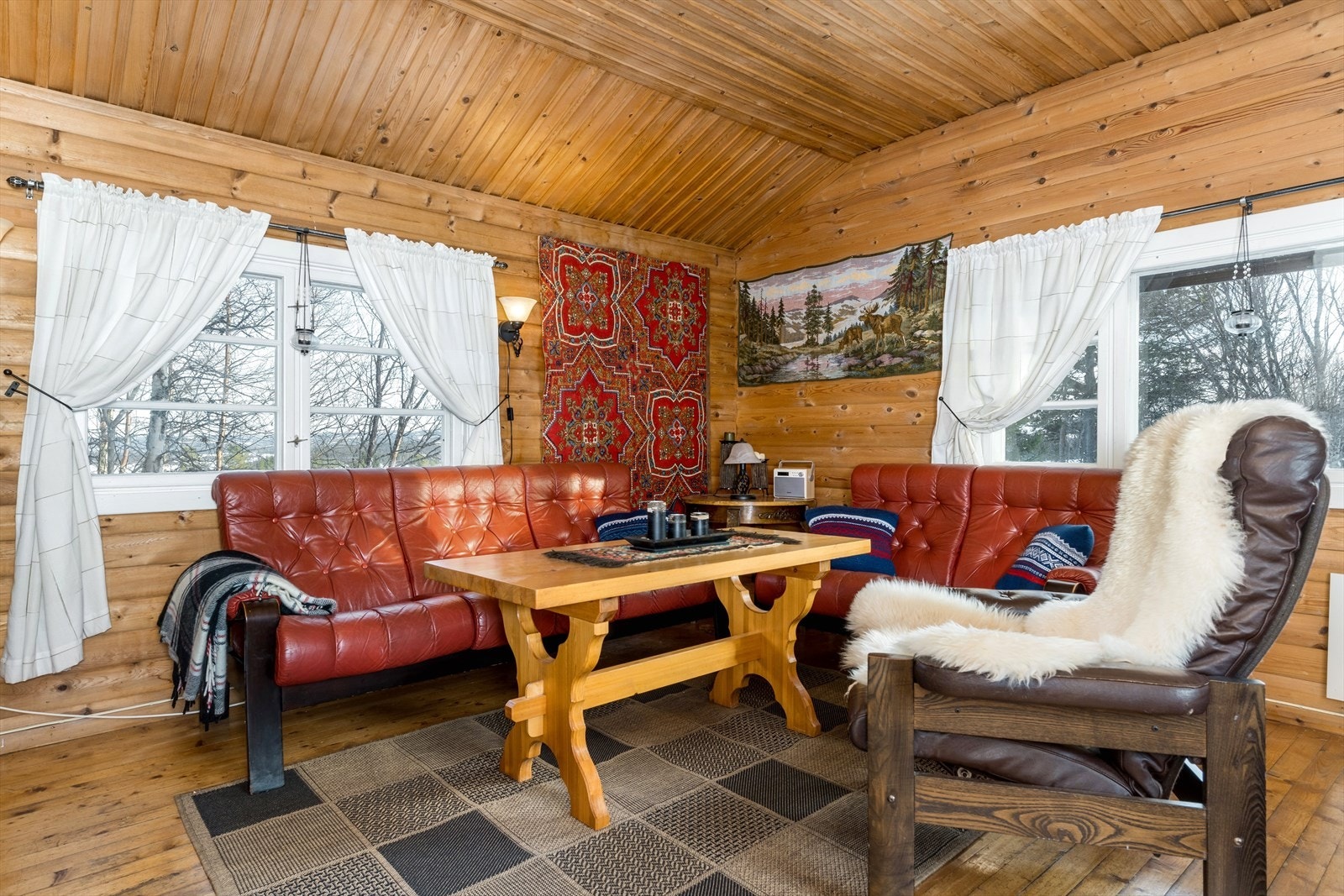 Flere vindusflater som slipper inn godt med naturlig lys. Galleribilde