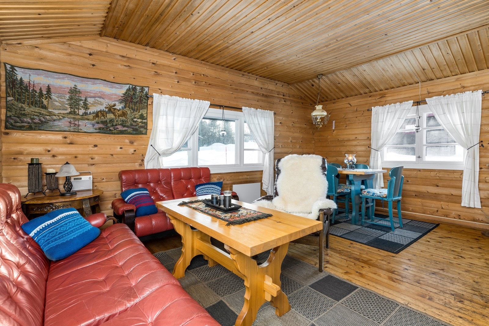 Stuen har panelte vegger og himling, samt tregulv. Galleribilde