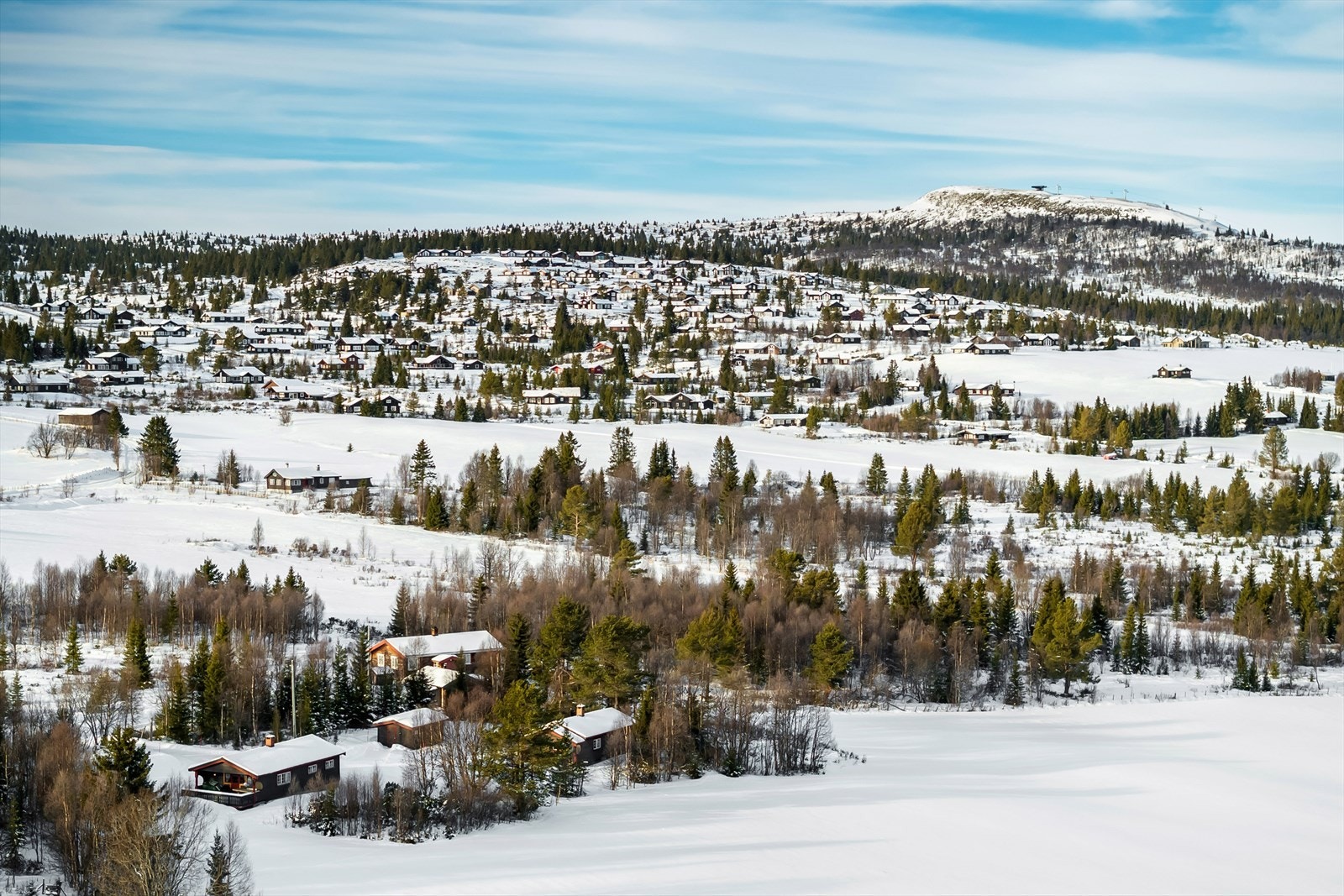 Like ved eiendommen passerer langrennsløypene som tar deg milevis innover i fjellet! Det er kort avstand til alpinbakke og det er flere hyggelige hoteller i området med servering. Galleribilde