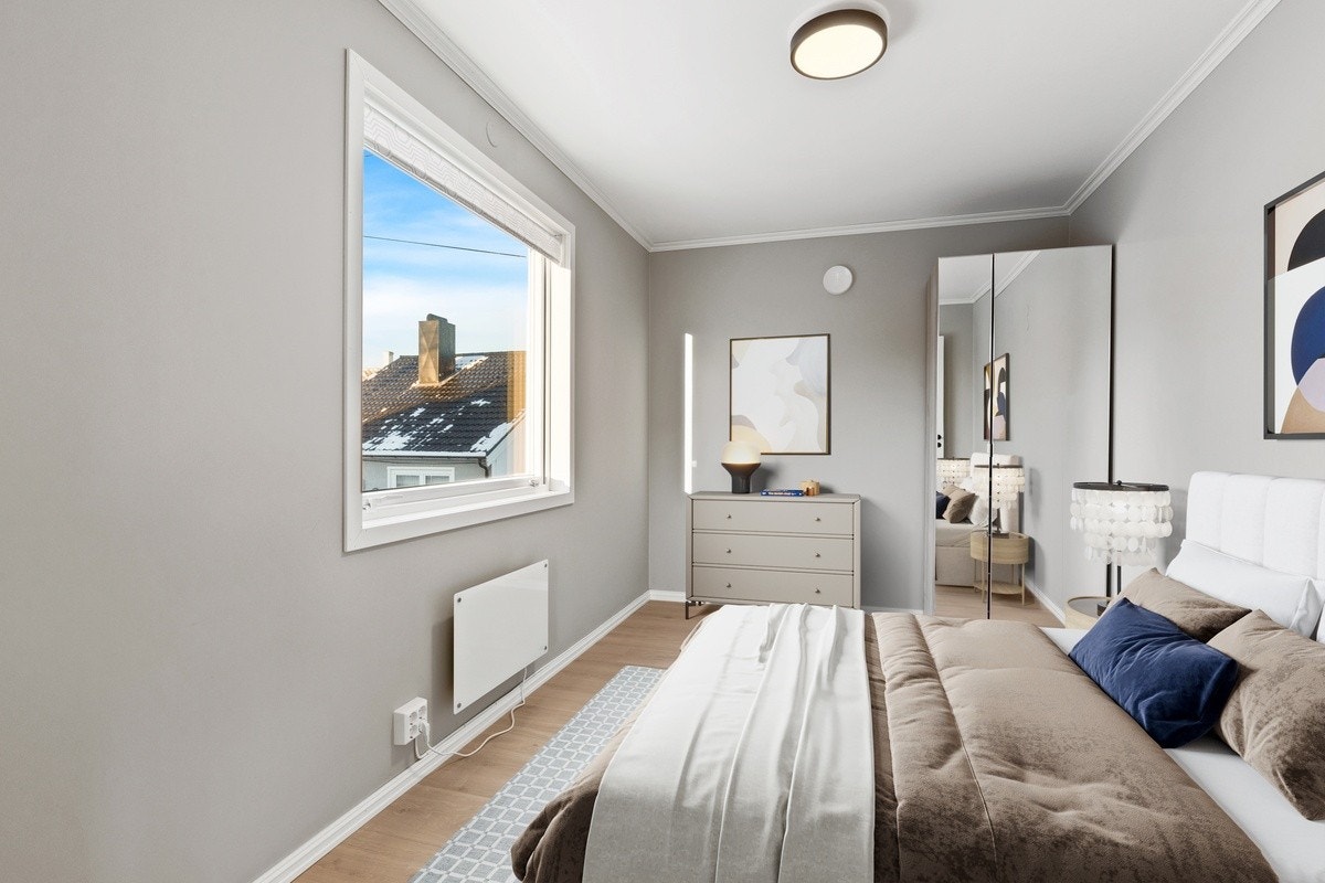 Soverommene er av god størrelse og er møblert med garderobeskap, panelovn og solskjerming. Seng kan følge med. Dette er rom 1. Galleribilde