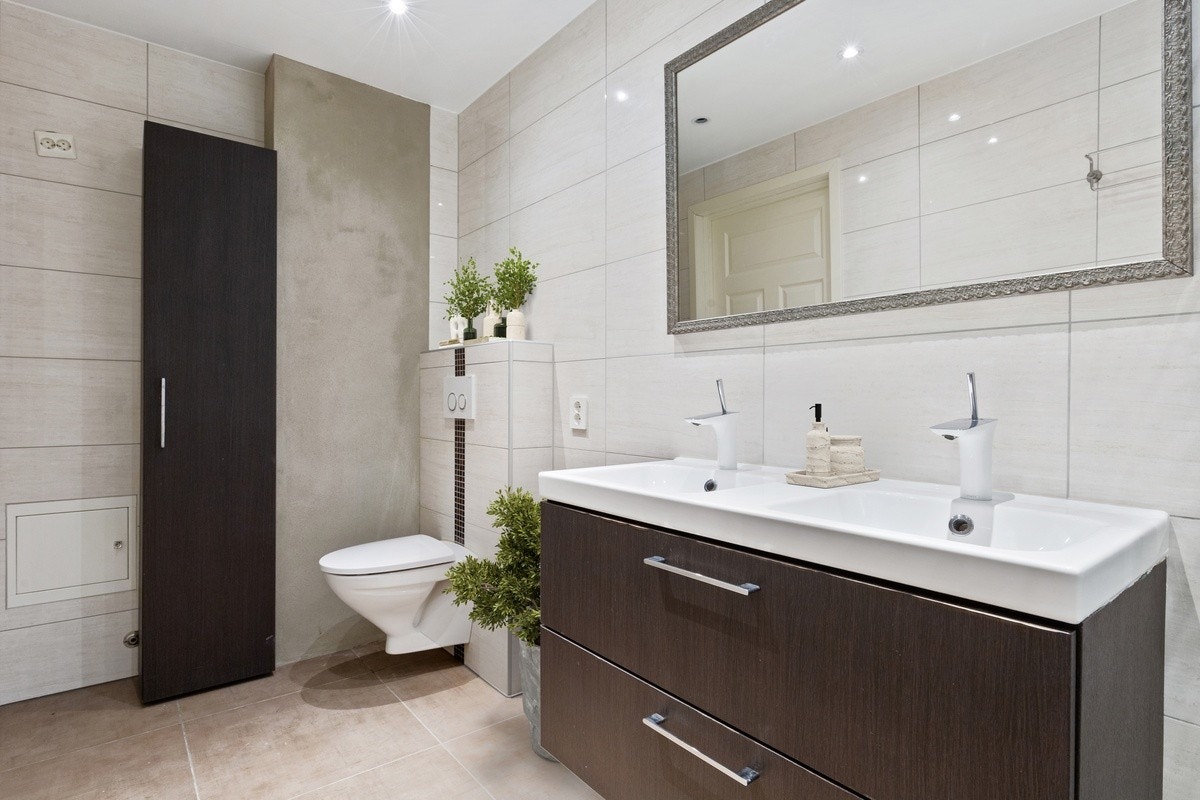 Lyst og fint baderom med flis på gulv og vegger. Varme i gulv. Galleribilde