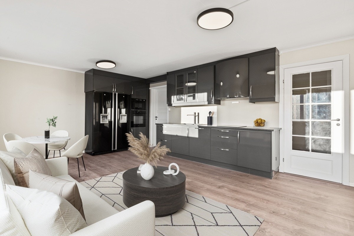 Leiligheten ble renovert vinteren 2024/2025. Det er ingen som har bodd i leiligheten etter oppussingen. Åpen stue-/kjøkkenløsning. Galleribilde