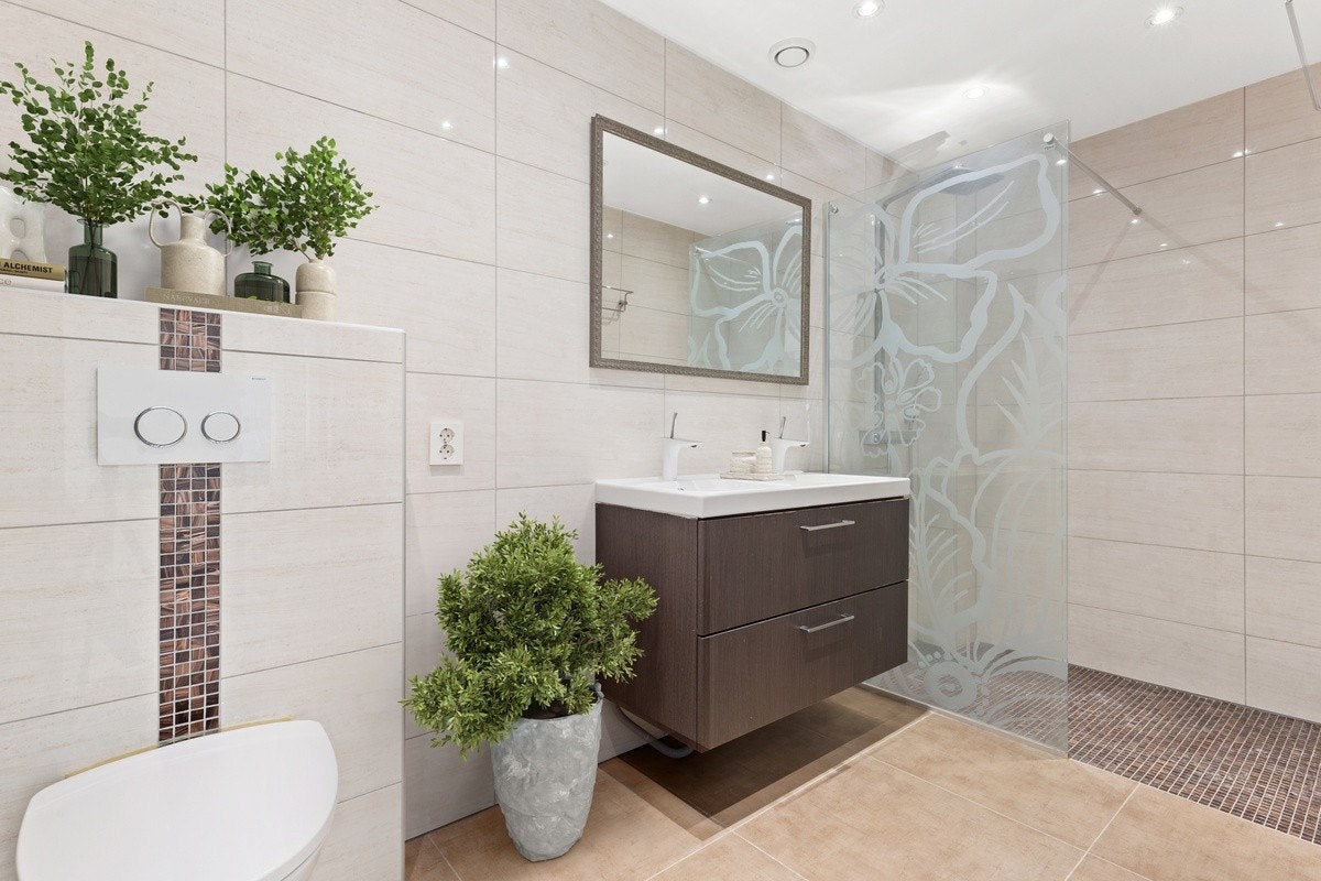 Lyst og fint baderom med flis på gulv og vegger. Varme i gulv. Galleribilde