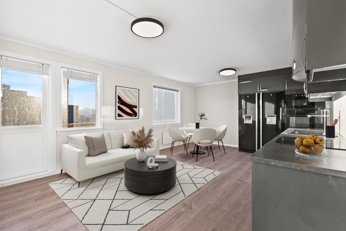 Leiligheten ble renovert vinteren 2024/2025. Åpen stue/kjøkkenløsning. Kjøkken med kvalitetshvitevarer og mye skapplass. Galleribilde