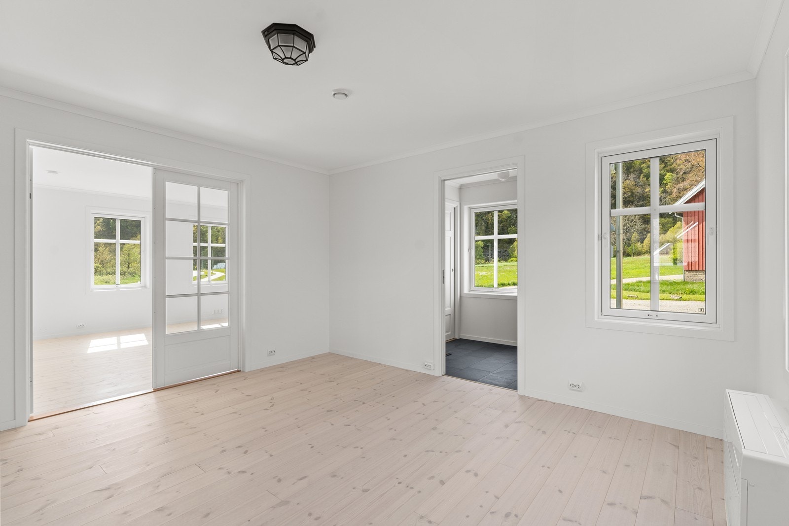 Kjøkken - Klassisk dobbeldør inn til stue Galleribilde