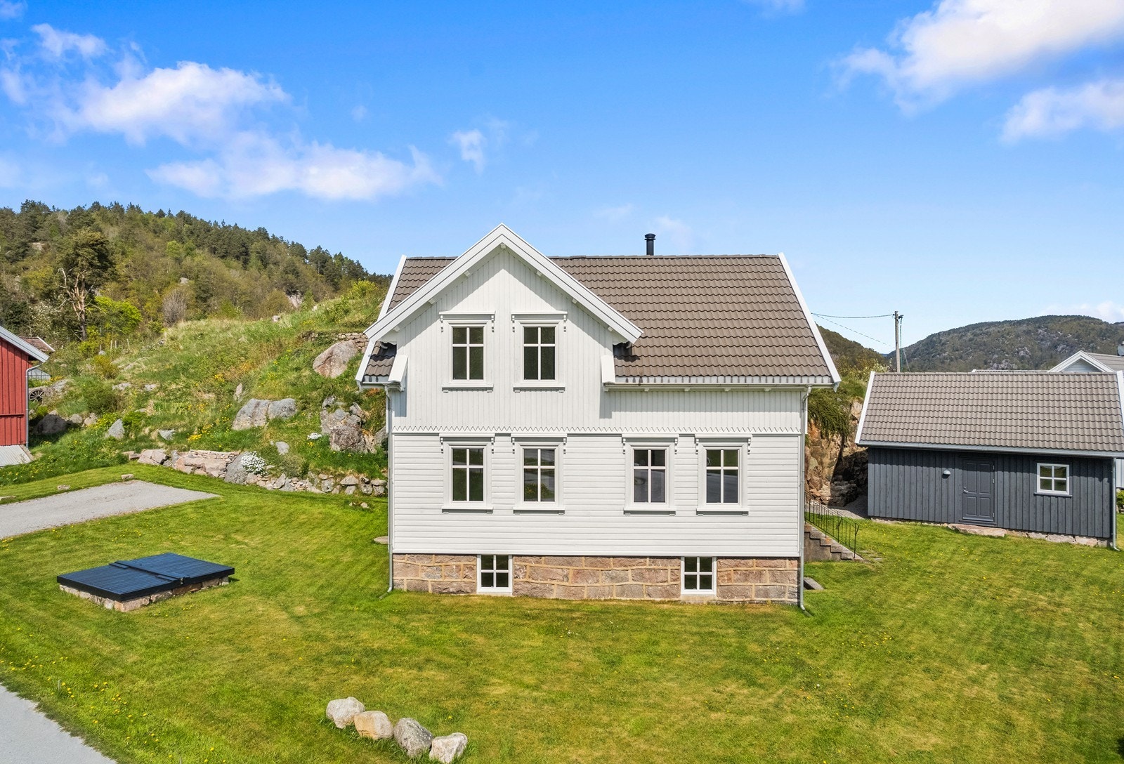 Huset ble bygget på nytt på eksisterende grunnmur i tidsrommet 2018-2020 - Ferdigattest fra 2020 Galleribilde