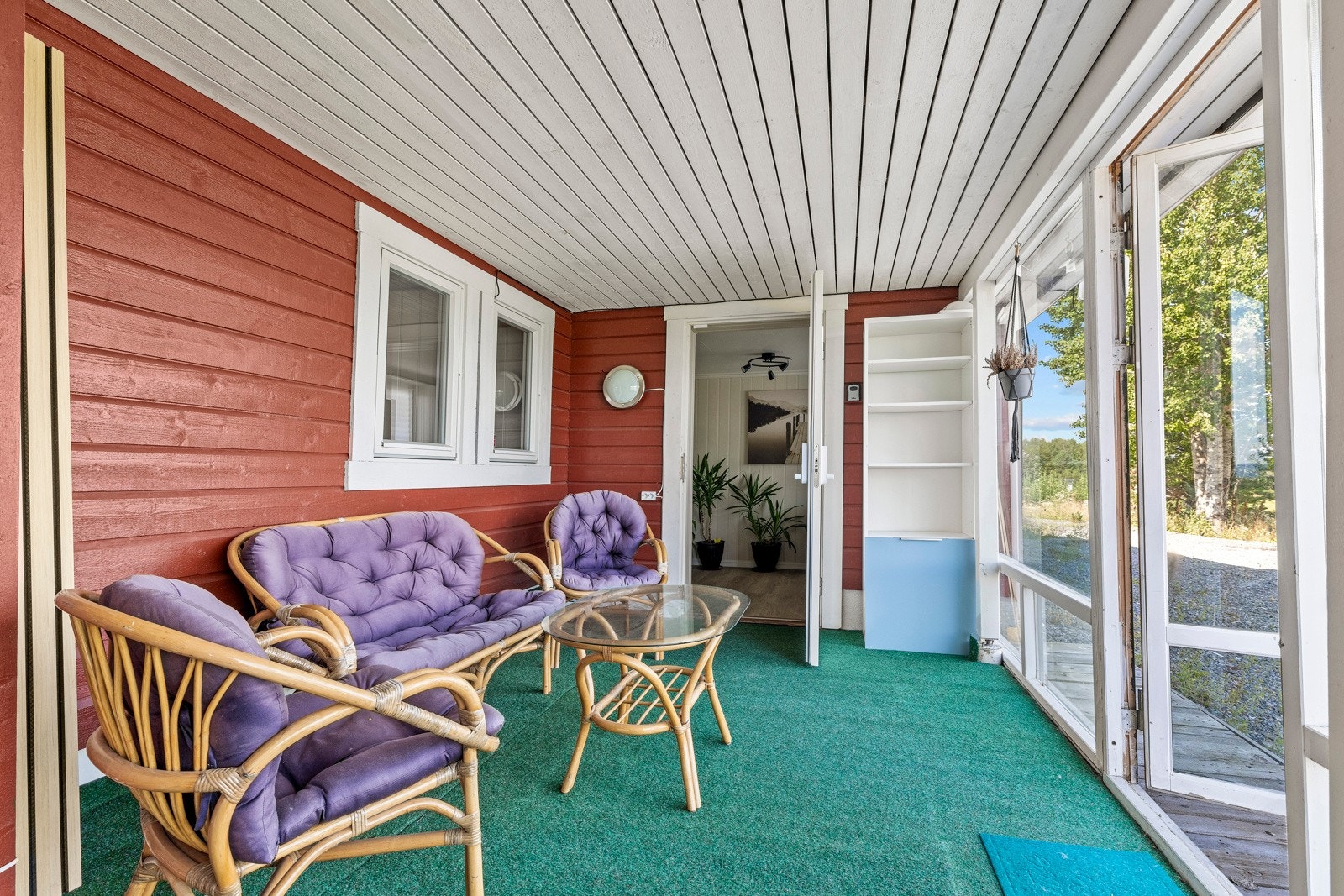 Innnglassingen gjør at terrassen også kan benyttes utover høstmånedene. Galleribilde