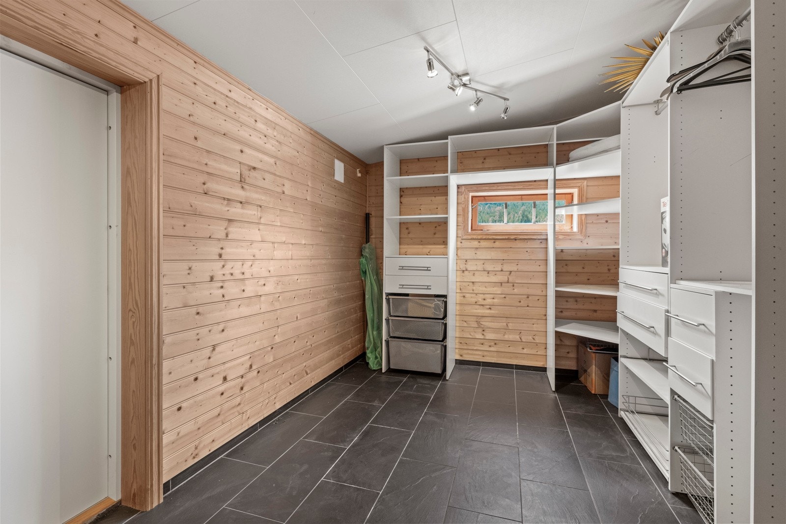 Det tredje rommet har i dag blitt brukt som soverom, men er tidligere vært vaskerom. Rommet er ikke godkjent for varlig opphold. Galleribilde