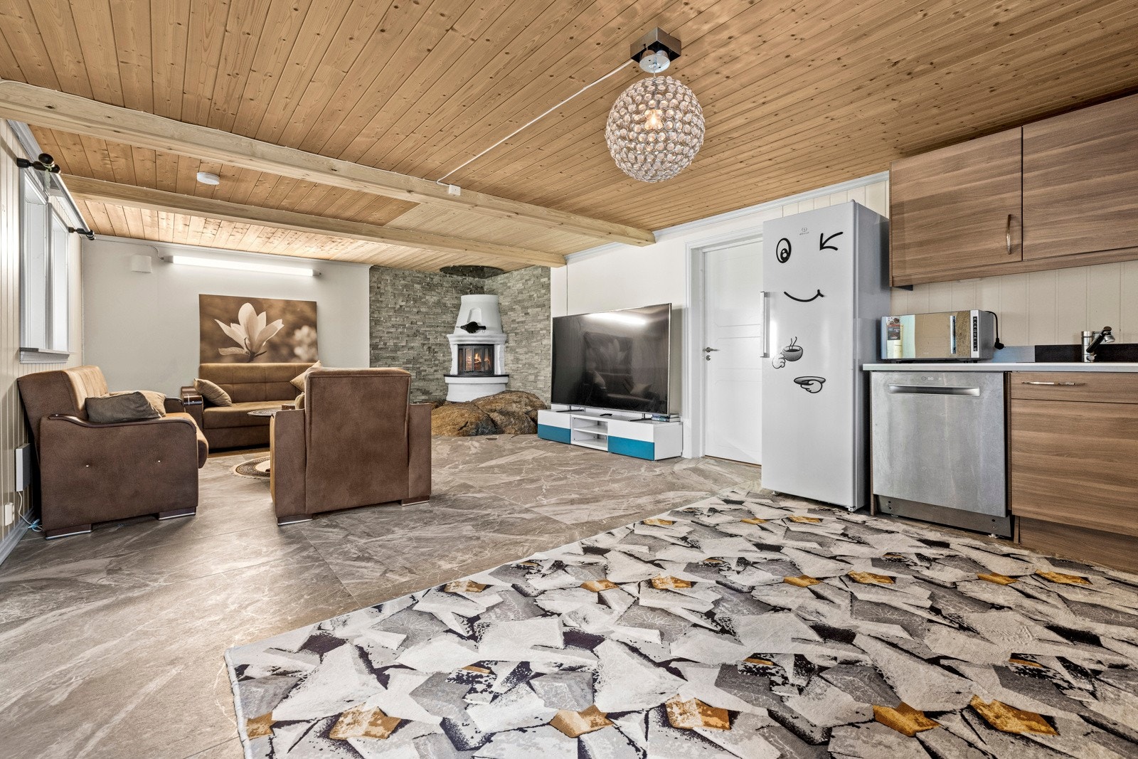 Det er åpen stue kjøkken løsning som gir underetasjen et sosialt preg. Galleribilde