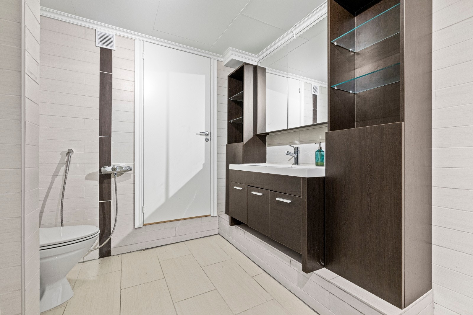 Badet har mye oppbevaringsmuligheter i skap og hyller. Galleribilde